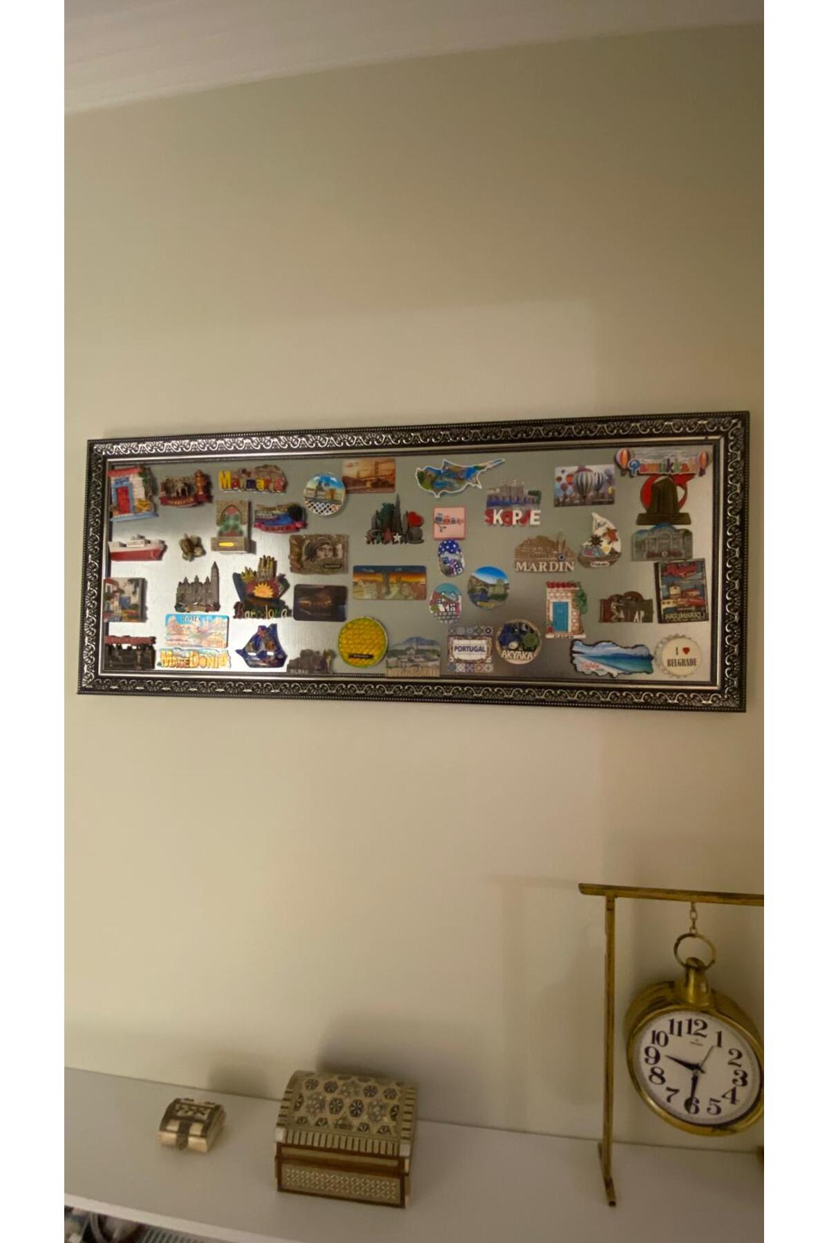 Dekoratif Çerçeveli Metal Magnet Panosu - Seyahat Hatıraları İçin Şık Sergi Alanı