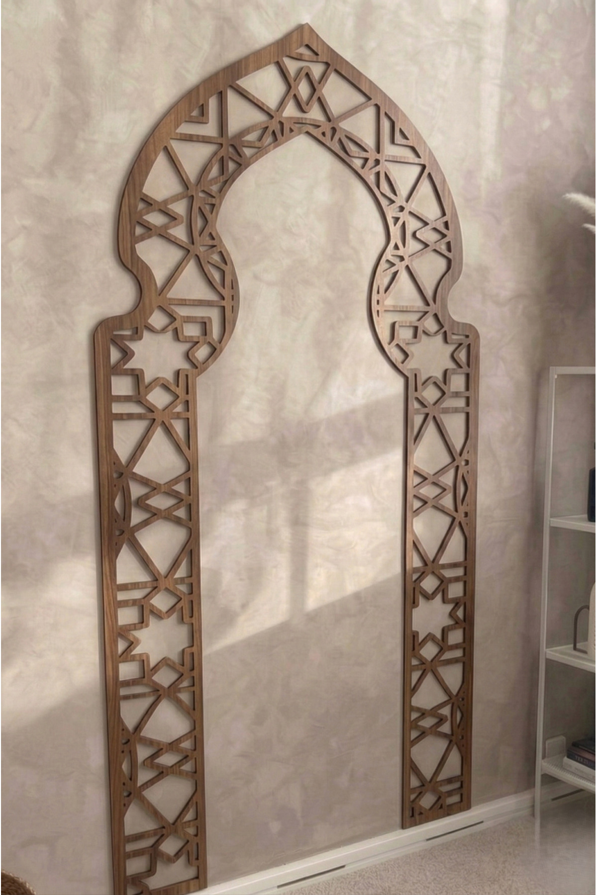 Evinizdeki Manevi Köşe: Gold Aynalı Pleksi Mihrap Tasarımlı Namaz Köşesi (Rahle Hediye)